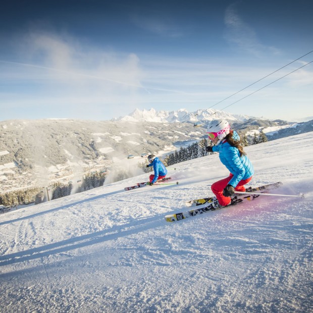 Skifahrer vor Bergpanorama in Radstadt © Salzburger Sportwelt_Lorenz Masser
